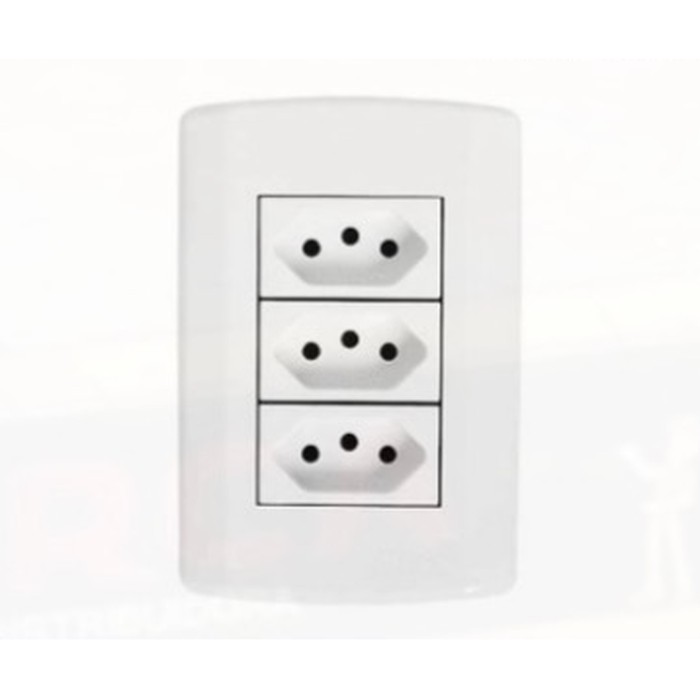 Tomada tripla modular 2P+T 10A Pluzi c/ placa branca Pluzie